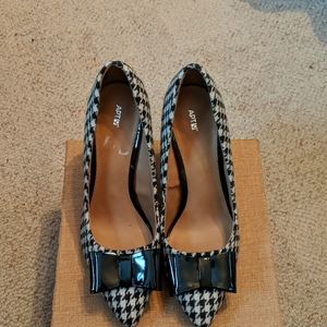 Classic stylish pumps, worn only once!